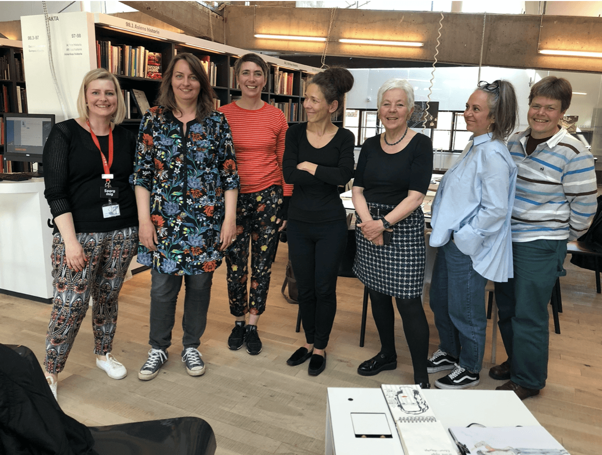 Bibliotekar Annebeth Møller med deltagere i Tegn en Bog workshop på biblioteket, Kulturværftet i Helsingør
