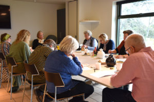 Deltagere om tegnebordet ved Tegn en Bog workshop i Hundested, september 2020