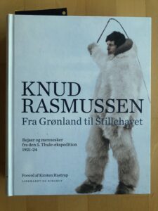 Forsidefoto af bogen Knud Rasmussen Fra Grønland til Stillehavet, udgivet i 2021