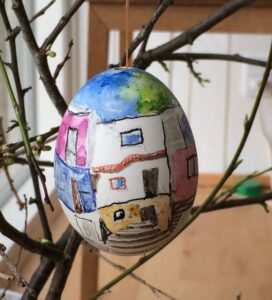 Æg med bygning inspireret af Hundertwasser